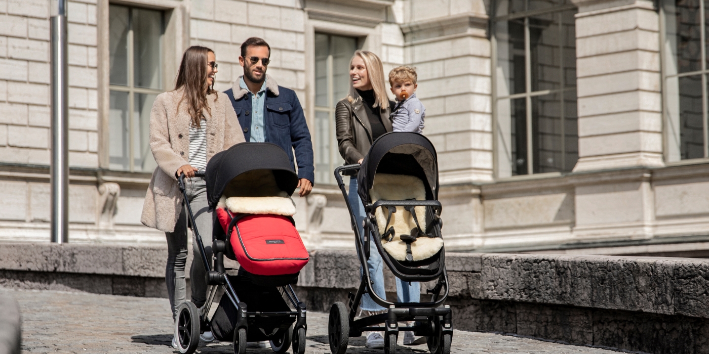 4 Leute mit Kinderwagen unterwegs